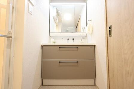 洗面化粧台です。朝の身支度から1日が始まります。