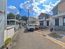 外観：前面道路を含めた現地写真です。