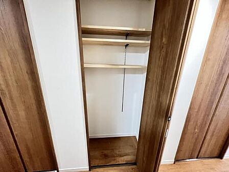 いつでもお部屋をスッキリお使い頂ける収納スペースを設置。