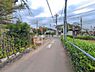 外観：前面道路を含めた現地写真です。