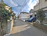 外観：前面道路を含めた現地写真です。