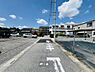 外観：前面道路を含めた現地写真です。ぜひ周辺環境も併せてご覧ください。住宅地につき落ち着いた新生活を始められそうです。