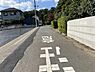 外観：前面道路を含めた現地写真です。ぜひ周辺環境も併せてご覧ください。住宅地につき落ち着いた新生活を始められそうです。