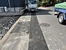 外観：前面道路を含めた現地写真です。ぜひ周辺環境も併せてご覧ください。住宅地につき落ち着いた新生活を始められそうです。