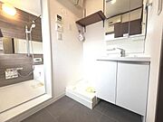 洗面化粧台です。朝の身支度から1日が始まります。