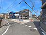 外観：前面道路を含めた現地写真です。