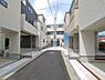 外観：前面道路を含めた現地写真です。