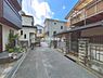 外観：前面道路を含めた現地写真です。