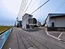 外観：前面道路を含めた現地写真です。