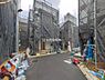 外観：前面道路を含めた現地写真です。