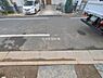 外観：前面道路を含めた現地写真です。