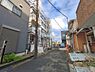 外観：前面道路を含めた現地写真です。