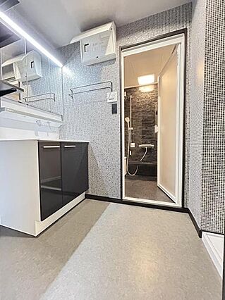 脱衣所は小さな...
