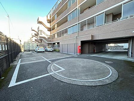 駐車場ももちろん完備しておりますのでお車所有の方にも心強いです。