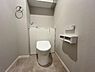 トイレ：シャワー洗浄機能付のトイレは、清潔感が印象的な空間ですね。