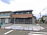 外観：前面道路を含めた現地写真です。