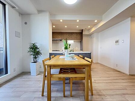 キッチン正面にダイニングセットを配置することで、配膳もスムーズに。調理中も会話を楽しめます。
