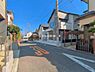 外観：前面道路を含めた現地写真です。