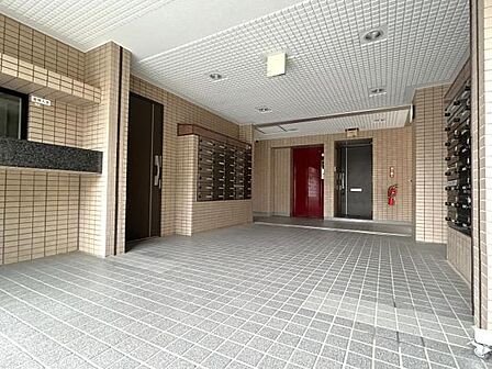 ゆったりとした印象のエントランスです。