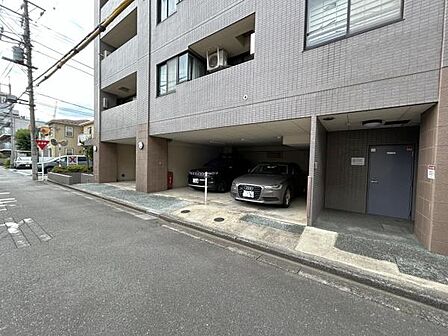 駐車場ももちろん完備しておりますのでお車所有の方にも心強いです。
