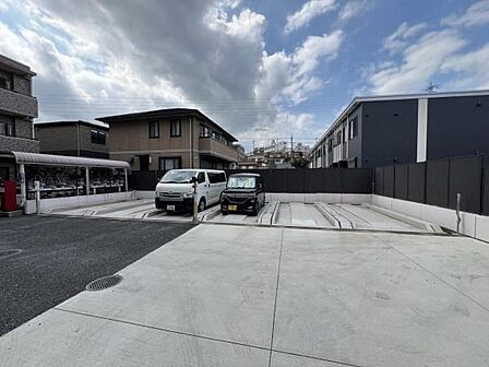 駐車場ももちろん完備しておりますのでお車所有の方にも心強いです。