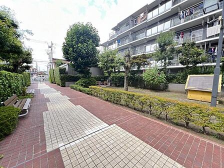 敷地内に小さな公園がございます。