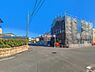 外観：前面道路を含めた現地写真です。