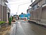 外観：前面道路を含めた現地写真です。