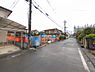 外観：前面道路を含めた現地写真です。