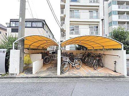 屋根付きの駐輪場は嬉しいですね。