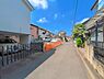 外観：前面道路を含めた現地写真です。
