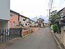 外観：前面道路を含めた現地写真です。