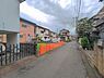 外観：前面道路を含めた現地写真です。