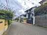 外観：前面道路を含めた現地写真です。