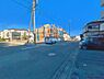 外観：前面道路を含めた現地写真です。