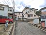 外観：前面道路を含めた現地写真です。