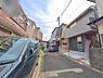 外観：前面道路を含めた現地写真です。