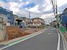外観：前面道路を含めた現地写真です。