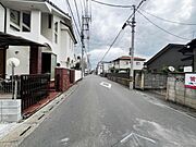 前面道路です。住宅地につき落ち着いた新生活を始められそうです。