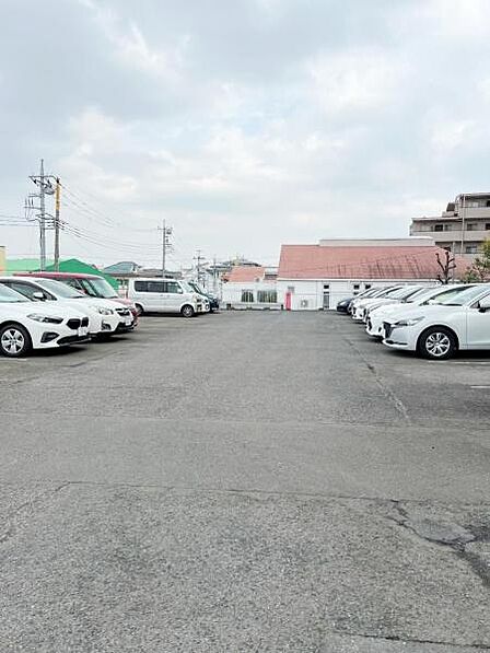 駐車場ももちろん完備しておりますのでお車所有の方にも心強いです。