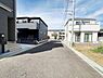 外観：前面道路を含めた現地写真です。