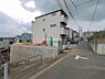 外観：前面道路を含めた現地写真です。