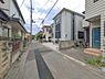 外観：前面道路を含めた現地写真です。