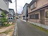 外観：前面道路を含めた現地写真です。