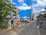 外観：前面道路を含めた現地写真です。