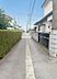 外観：前面道路を含めた現地写真です。ぜひ周辺環境も併せてご覧ください。