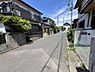 外観：前面道路を含めた現地写真です。