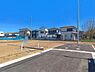外観：前面道路を含めた現地写真です。