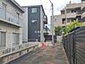 外観：前面道路を含めた現地写真です。