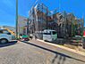 外観：前面道路を含めた現地写真です。